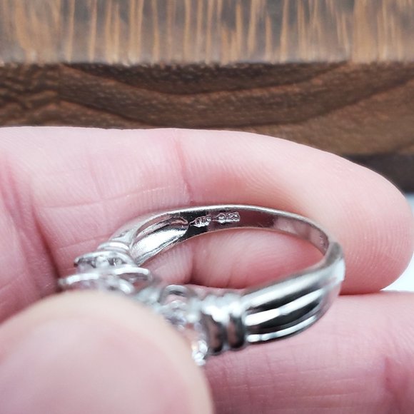 Size 8 925 Sterling Silver Stunning Triple Cubic Zirconia Ring - Picture 6 of 9